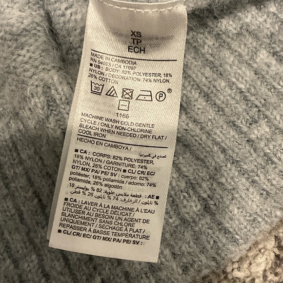 Old Navy Women’s Gray Sweater with Vibrant Pink Heart, Valentines Day size xs - Picture 9 of 9